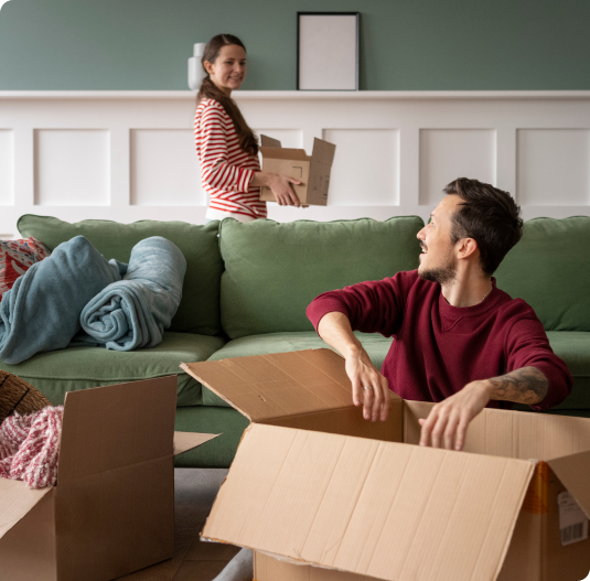 pessoas desempacotando caixas em uma casa nova